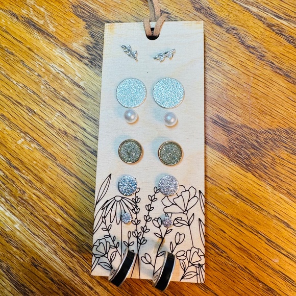 Bookmark With 7 Pieces Of Earrings Set - Picture 1 of 4
